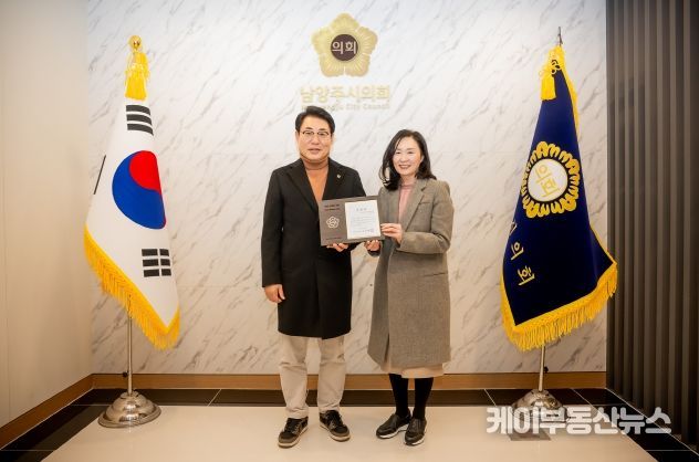 남양주시의회, 공공도서관 사회적 가치 확산에 기여한 공무직 근로자 이인자 작가 표창 수여식 개최