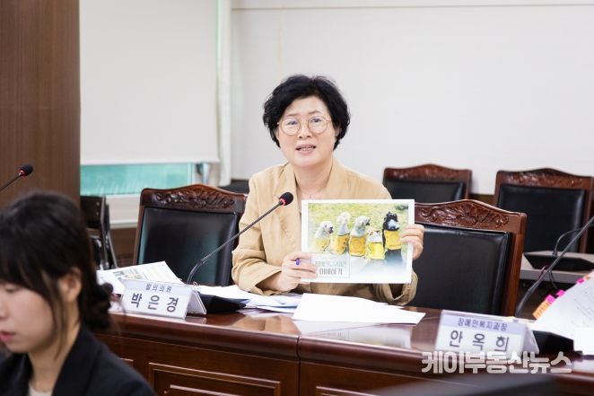 안산시의회 박은경 의원이 지난해 8월 있었던 제298회 임시회 문화복지위원회에서 ‘안산시 장애인 보조견 출입보장 지원에 관한 조례안’에 대해 설명하고 있다.