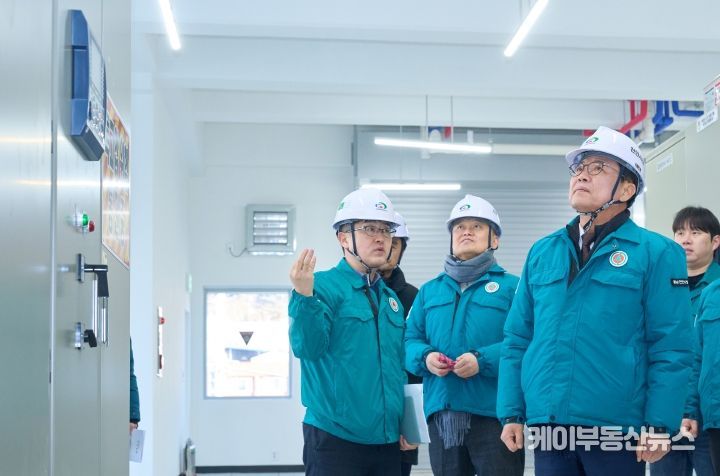 27일 김석필 천안시장 권한대행 부시장이 코리아풋볼파크 진입도로 개설 현장과 일봉중앙 자연재해 위험개선지구를 방문해 사업 추진 현황을 살펴보고 있다.