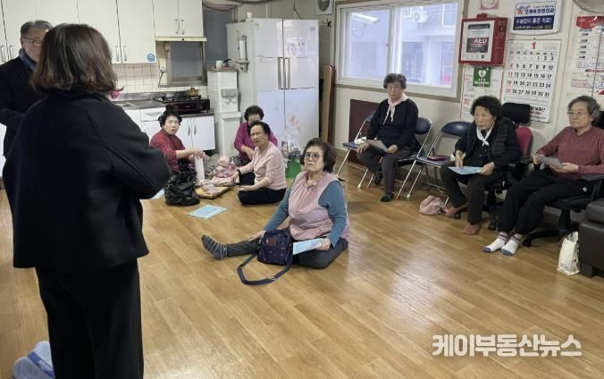 수원시 팔달구 매교동, 경로당 어르신 대상 '새빛 생활비 패키지' 사업 홍보