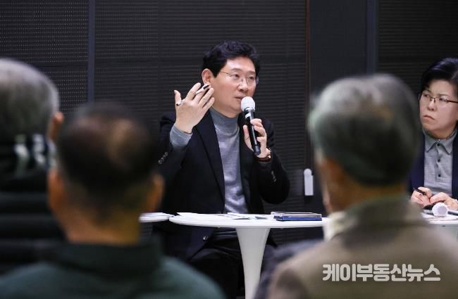 이상일 용인특례시장이 29일 용인미디어센터에서 기흥구 상하동과 구갈동 주민소통간담회를 열고 용인의 반도체 클러스터의 미래에 대한 의견을 제시했다.