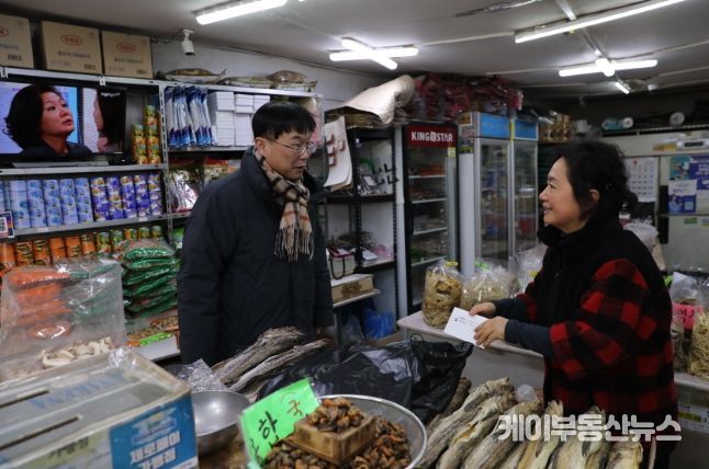 물가상황을 점검하고 상인들의 애로사항을 청취하고 있는 안형준 국가데이터처장(왼쪽)