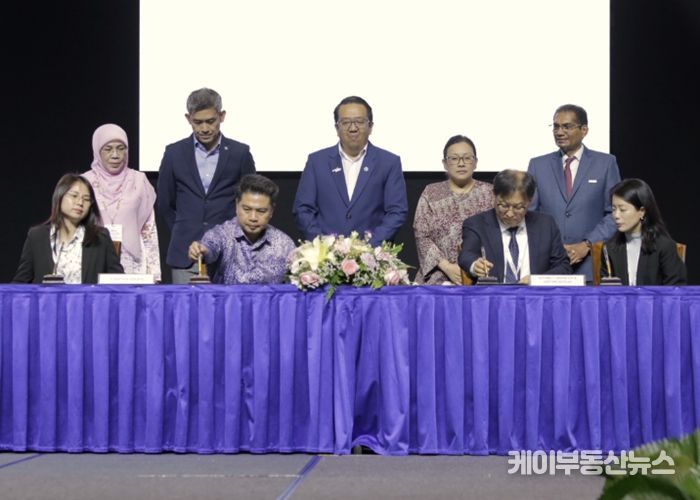 업무협약 (왼쪽부터) 사바주재단 투자법인 비서 조셀린 총, 사바국제컨벤션센터 최고경영자 다툭 하지아 로스마와티 하지 라수키 박사, 사바 주 입법의회 부의장 브리가디어 제너럴 다툭 하지 알 함브라 빈 툰 주하르, 사바주재단 투자법인 회계재무 수석 매니저 조슈아 호, 사바 관광·문화·환경부 차관보 안디 샴수리잘 박사, 고양국제박람회재단 이상열 본부장, 사바컨벤션뷰로 최고경영자 노레다 오트만, 말레이시아 컨벤션 및 전시 주최자·공급업체 협회(MACEOS) 회장 다툭 간디 박사, 고양국제박람회재단 황수아 대리