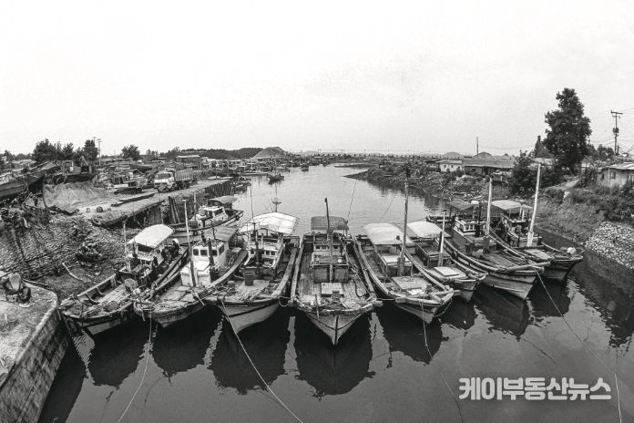 1993년도 안산시 사리포구 전경, 시화방조제 공사 직전의 어촌 풍경 모습