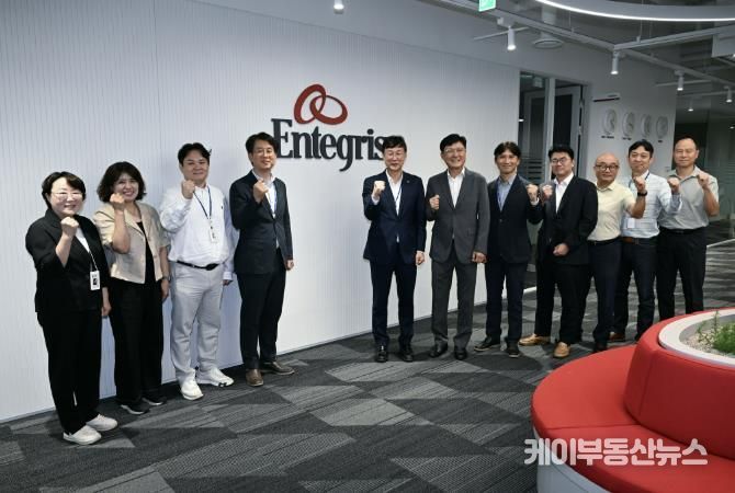 이민근 안산시장(사진 왼쪽 5번째) 지난해 8월 인테그리스코리아를 방문해 회사 관계자들과 기념촬영을 하고있다.