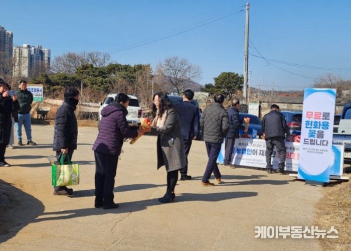 성석동 공설묘지와 식사동 공동묘지에서 실시한 ‘생화 헌화 캠페인’