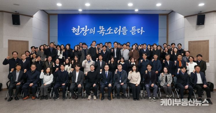 이명구 관세청장(앞줄 가운데)이 23일 정부대전청사에서 열린 ‘관세청 혁신 공감 타운홀 미팅’을 마친 뒤 기념 촬영하고 있다