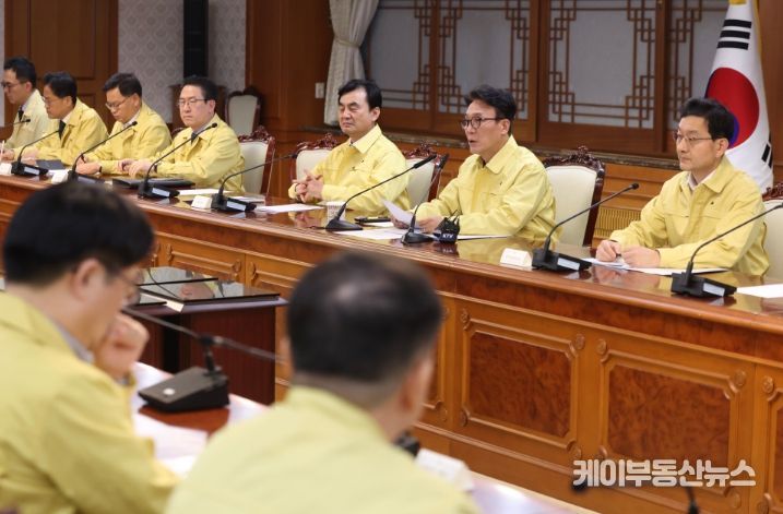 김민석 국무총리가 1일 세종대로 정부서울청사에서 열린 중동 상황점검 관련 긴급 관계부처회의를 주재하고 있다.