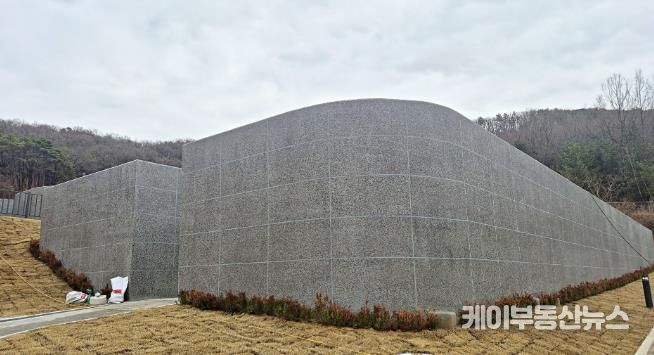 신규 설치된 화성도시공사 함백산추모공원 봉안담 사진