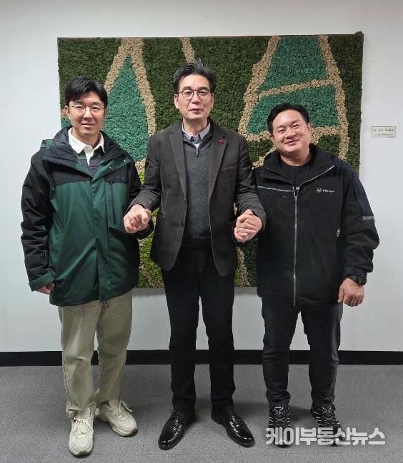 광명도시공사 한정광 경영관리본부장(가운데), 전국노동평등노동조합 광명도시공사지부 한상길 지부장(우측), 광명도시공사 김우진 사무국장(좌측).
