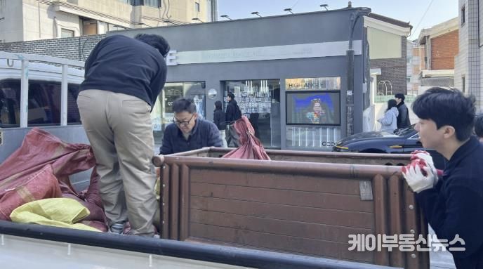 수원시 팔달구 행궁동, 행리단길 내 방치된 노후 화분 일제 정비 실시