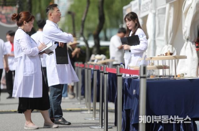 수원 전국요리경연대회에서 심사위원들이 출품 요리를 심사하고 있다.