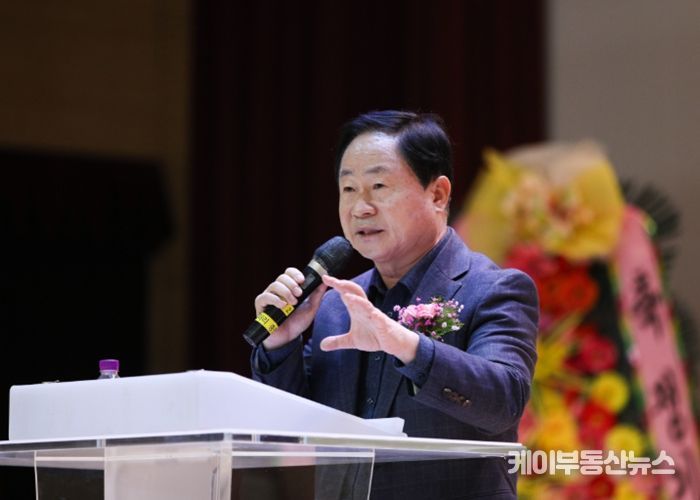 2026년도 정기총회에서 말씀을 전하고 있는 주광덕 시장