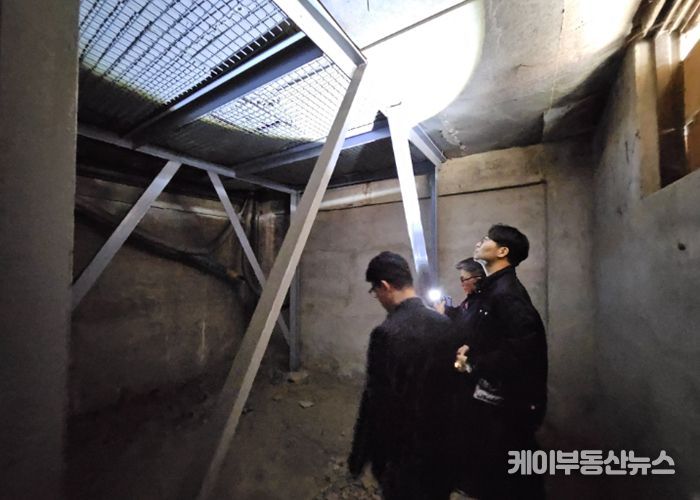 화성특례시 관계자들이 해빙기 대비 노후 건축물 구조 안전 상태를 점검하고 있다.