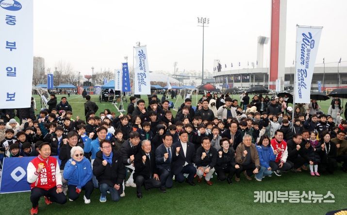 이재식 수원특례시의회 의장이 「제2회 중부일보배 전국 유소년 축구 페스티벌」에 참석해 선수들과 기념촬영을 하고 있다.
