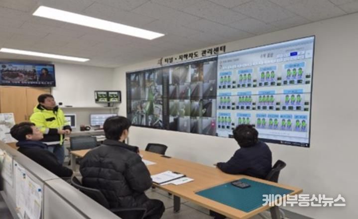 효행구청 관계자들이 지하차도 관제센터에서 도로시설물 운영 상황을 점검하고 있다.