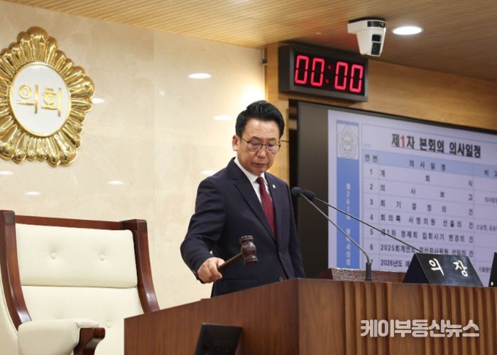 제261회 임시회 제1차 본회의에서 의사봉 타봉하는 강정구 의장