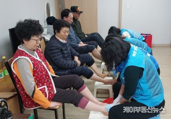 바르게살기운동 동삭동위원회, 경로당 찾아 손발 케어와 이미용 봉사