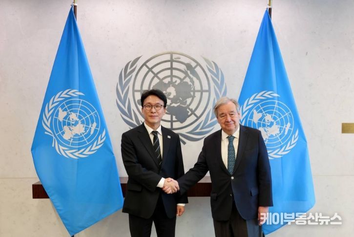 미국을 방문 중인 김민석 국무총리가 16일(현지시간) 미 뉴욕 UN본부에서 안토니우 구테레쉬 UN 사무총장과 면담을 하고 있다.