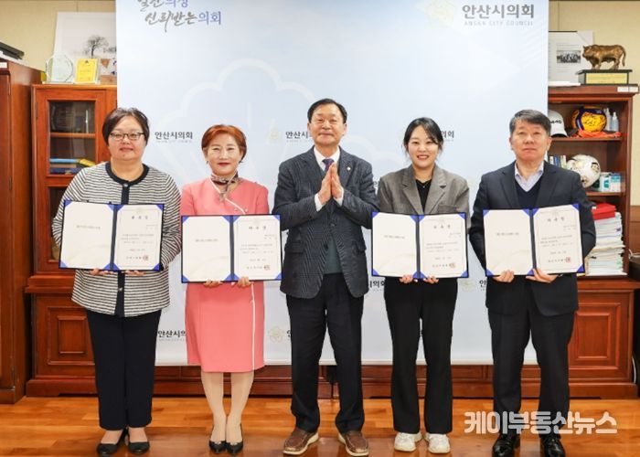 사진은 17일 의회 의장실에서 진행된 ‘소식지 편집위원회 위원 위촉식’ 중 한 장면. 의회는 이날 편집위원 4명을 위촉했다. 왼쪽부터 우인경 현옥순 위원, 박태순 의장, 이은빈 장기준 위원의 모습.