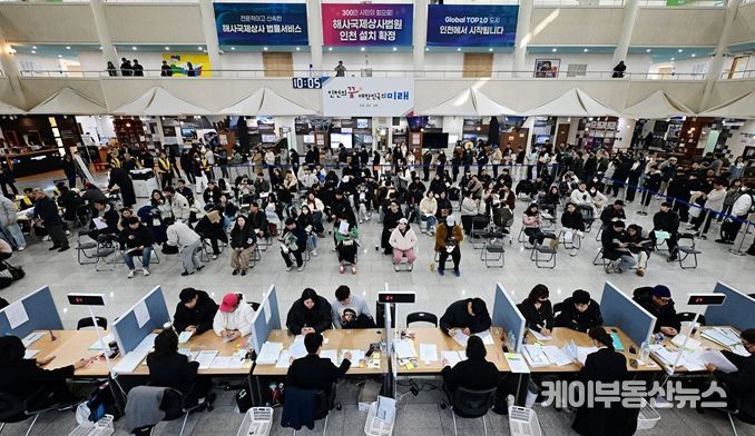 2026년 3월 16일 시청 중앙홀에서 천원주택 예비입주자 접수를 받고 있다