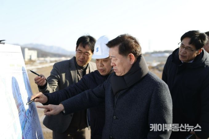 박승원 광명시장이 지난 2월 광명시흥 테크노밸리 공사 현장을 방문해 진행 현황을 점검하고 있다