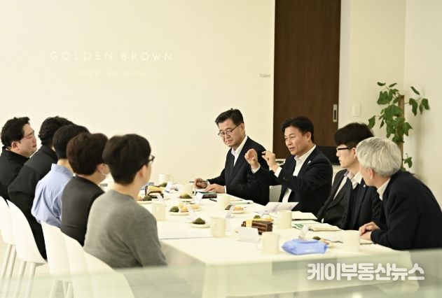 부천시 관계자와 엔와이푸드 관계자가 차담회를 나누고 있다.