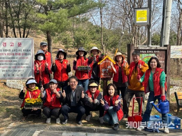 하안1동 주민자치회, 가림산 둘레길에 ‘봄꽃 향기’ 심다