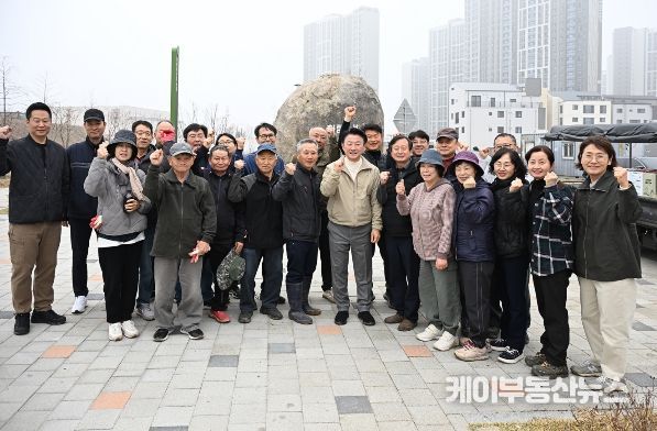 의정부시는 3월 28일 산곡동 독바위문화공원(산곡동 795번지)에서 자원봉사자들과 함께 수국 식재를 진행했다.