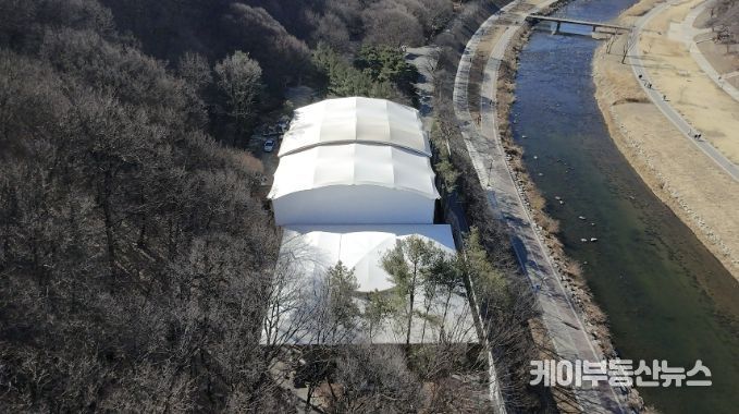 성남시 구미동 구미공원 내 게이트볼장(앞쪽)과 배드민턴장(뒤쪽) 에 지붕이 설치돼 있다
