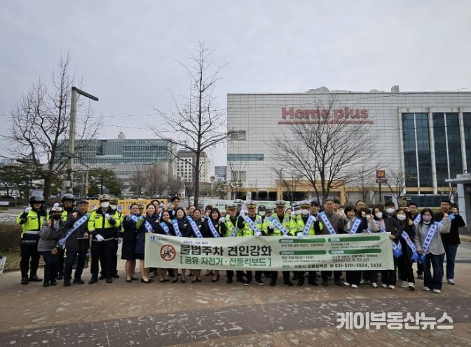 캠페인 참가자들이 함께하고 있다.