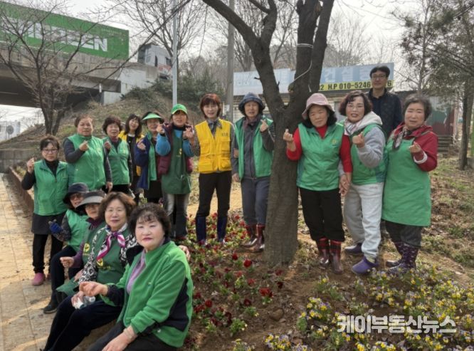 평택시 청북읍 새마을부녀회 봄꽃 심기로 봄기운 전해