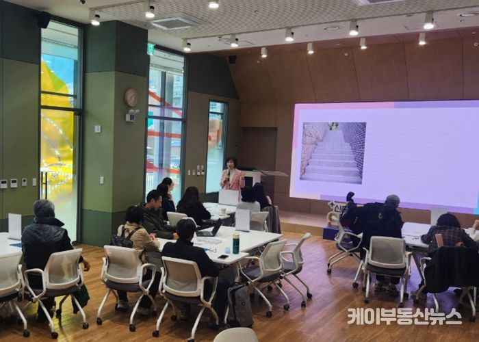 31일 인생플러스센터에서 '인생플러스 봉사단 3기' 발대식이 진행 중이다.