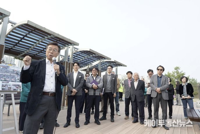 신상진 성남시장이 1일 분당~수서간 도시고속도로 상부 공원(매송2교 앞)에서 방음터널 설치공사 추진 계획에 대해 주민들에게 설명하고 있다.