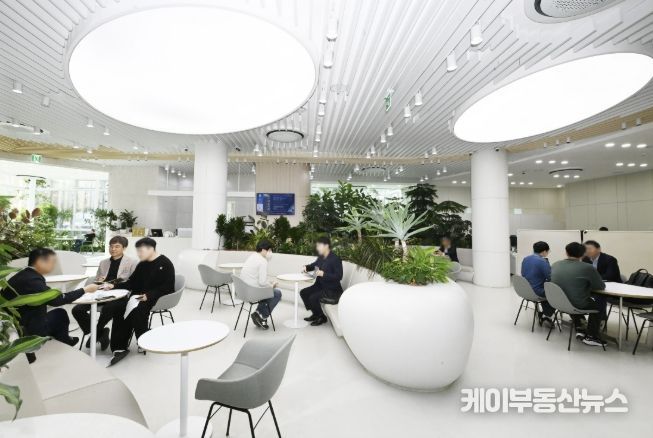 새빛민원실 베테랑팀장은 민원 서비스 혁신의 본보기가 됐다. 새빛민원실에서 민원인과 상담하는 베테랑팀장.