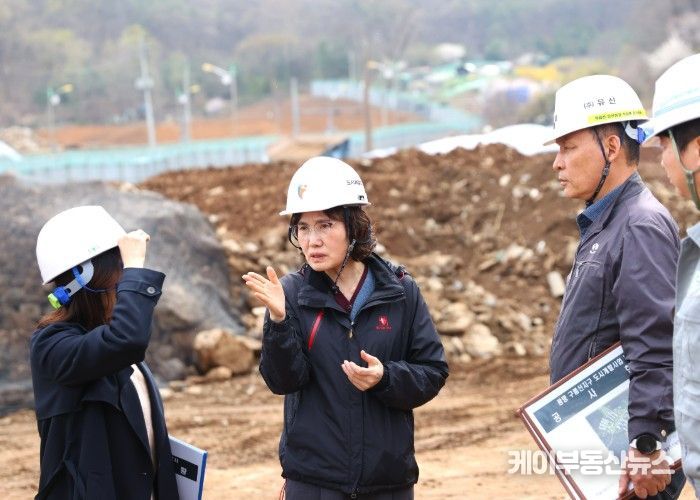 최혜민 광명시장 권한대행(부시장)이 6일 오후 구름산지구 도시개발사업 현장을 찾아 공사 진행 상황을 점검하고 있다.