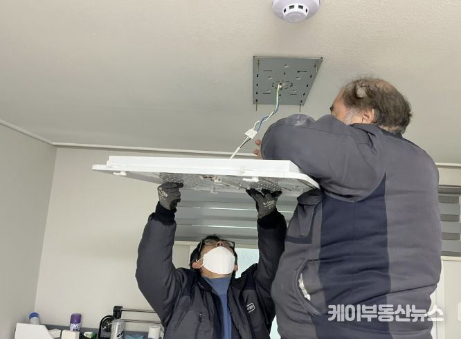주거복지사업단이 효자손플러스 서비스를 통해 LED등 교체 작업을 하고 있다.