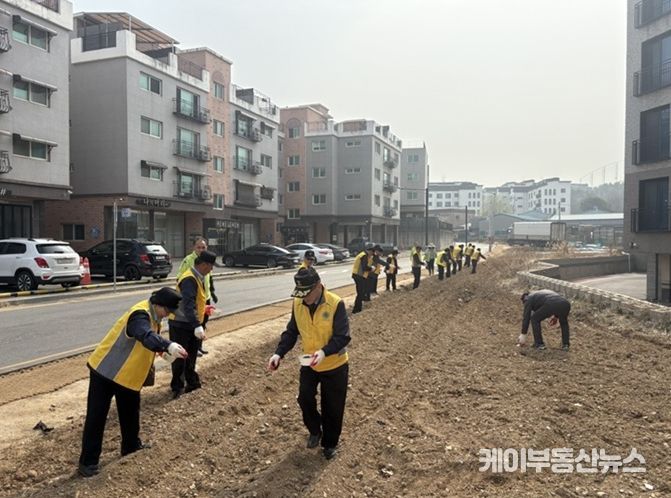 파주시 운정4동 실버경찰대, 희망의 꽃씨를 뿌리다