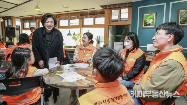 26년 3월 과천시종합자원봉사센터 가족봉사단 발대식에서 시민들과 인사 나누고 있