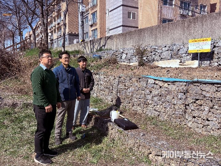 김현수 제1부시장이 서호천 일원 불법 점용 현장을 점검하고 있다