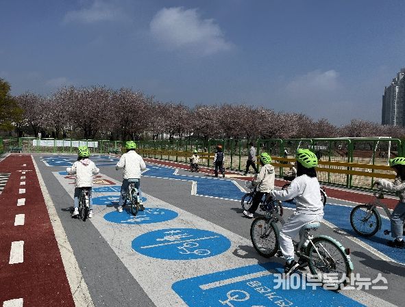 수원시가 만석공원 자전거교육장에서 ‘자전거 안전교육’을 운영하고 있다.
