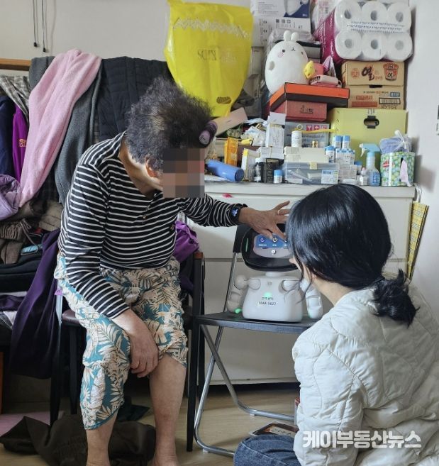 방문전문인력이 어르신 가정을 방문하여 AI돌봄로봇 활용교육을 실시하는 모습