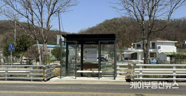 승강장 시설과 온열 의자가 설치된 지곡1새마을교 버스 정류장
