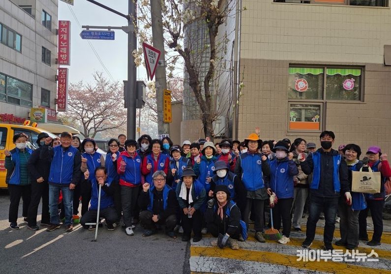 의정부시 호원1동 통장협의회, 여름철 침수 예방 위한 '빗물받이 일제 정비' 실시