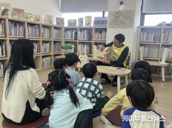 의왕시 청계참고운도서관 책 읽어주기 '우루루'프로그램 운영