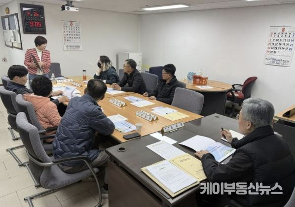 3월 26일 화성특례시가 공동주택 입주자대표회의 구성원을 대상으로 찾아가는 대면 교육을 진행하고 있다(발안우림필유아파트)