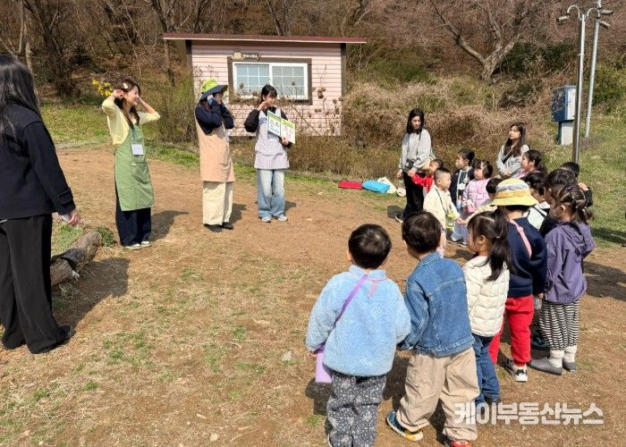 부천시육아종합지원센터는 장애영유아를 대상으로 자연친화적 놀이 경험 확대와 일상 속 생태 감수성 증진을 위해 ‘느리지만, 더 깊이 만나는 자연’을 진행하였다.